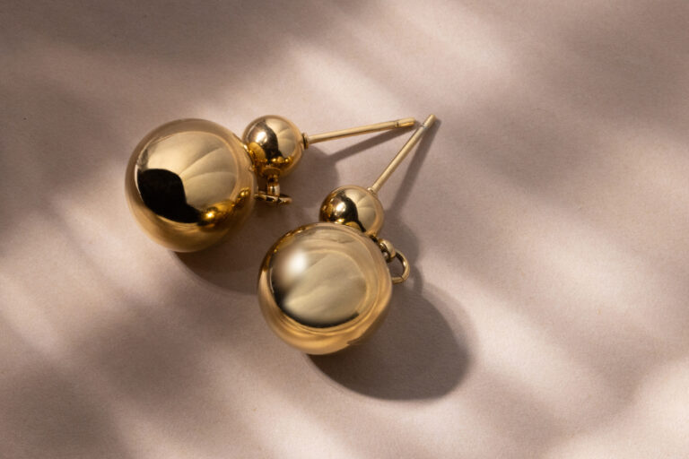 Stylowa biżuteria na co dzień – jak nosić ją z klasą?